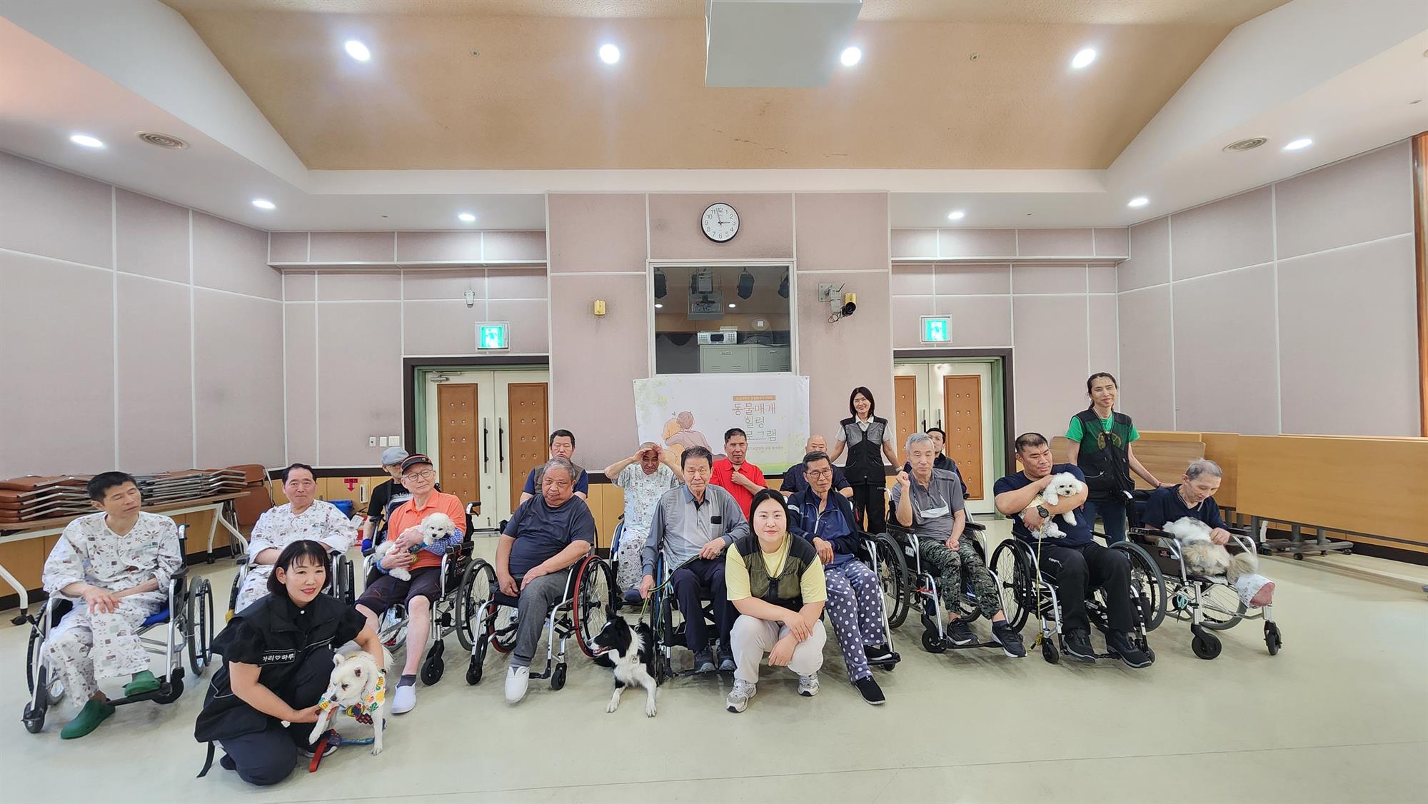 273_260710 안산대학교 동물교감케어학과, 경기요양병원서 동물교감활동 전개.jpg